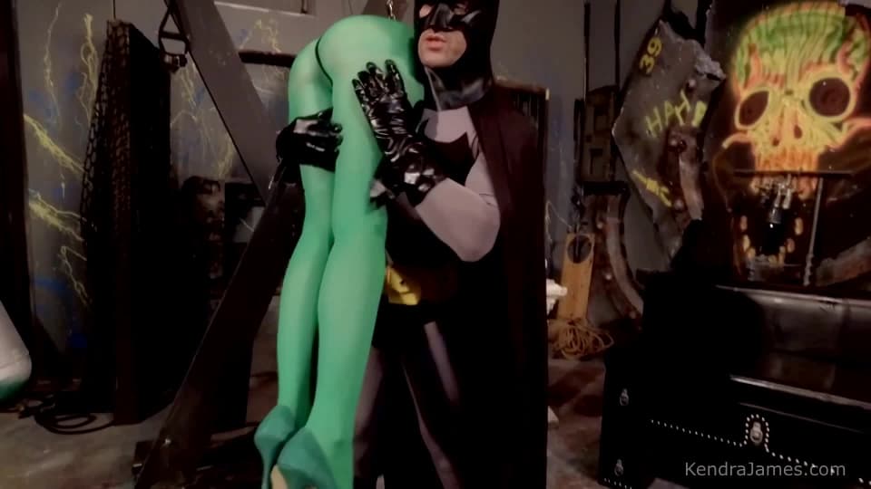 Batman dominating Poison Ivy and her sexy ass - PornDig